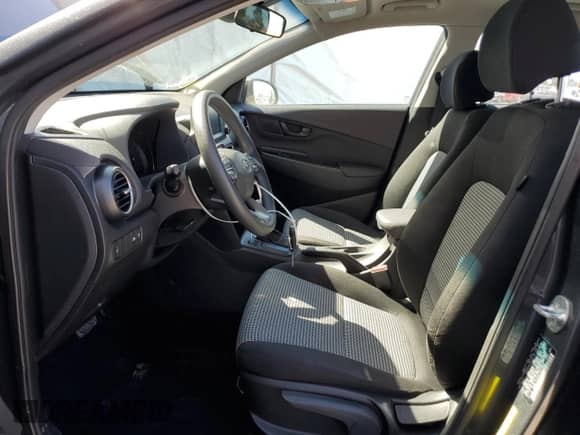 2020 Hyundai Kona SE с VIN KM8K12AA0LU457635, выставлен на аукционе Copart как лот 40638513 с пробегом 64 834 миль миль и . История ставок и продаж доступна на DreamBid. Изображение 7.