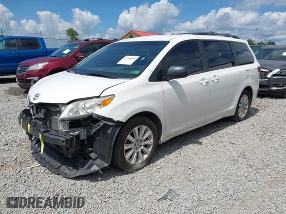 ✅ 2015 Toyota Sienna LE • VIN: 5TDJK3DC7FS125121 • Lot: 42998976. Listed on IAAI with 110,678 mi. Free auction sales archive from the USA and detailed vehicle history report at DreamBid. Image 2.