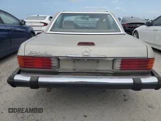 ✅ 1988 Mercedes-Benz 560 SL • VIN: WDBBA48D2JA082358 • Лот: 76776024. Опубликован ранее на Copart с пробегом 105 148 миль. Бесплатный доступ к архиву аукционных продаж из США и подробный отчёт об истории автомобиля на DreamBid. Изображение 6.