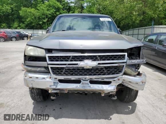 ✅ 2006 Chevrolet Silverado 2500HD Work Truck • VIN: 1GCHK29U56E162409 • Lot: 57626185. Wystawiony na Copart z przebiegiem 147 922 mil. Bezpłatny archiwum sprzedaży aukcyjnych z USA i szczegółowy raport historii pojazdu na DreamBid. Zdjęcie 5.