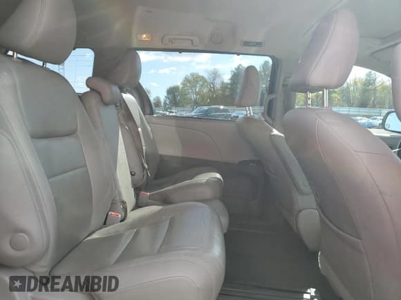 ✅ 2019 Toyota Sienna Limited Premium • VIN: 5TDYZ3DC8KS018583 • Lot: 89625515. Wystawiony na Copart z przebiegiem 65 699 mil. Bezpłatny archiwum sprzedaży aukcyjnych z USA i szczegółowy raport historii pojazdu na DreamBid. Zdjęcie 11.