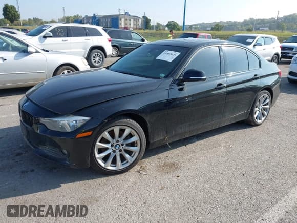 ✅ 2015 BMW 3 Series 320i xDrive • VIN: WBA3C3G56FNT51902 • Lot: 43152629. Wystawiony na IAAI z przebiegiem 154 591 mil. Bezpłatny archiwum sprzedaży aukcyjnych z USA i szczegółowy raport historii pojazdu na DreamBid. Zdjęcie 17.