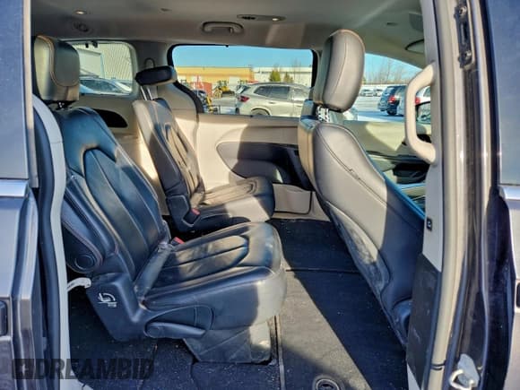 ✅ 2017 Chrysler Pacifica Touring L • VIN: 2C4RC1BG4HR550656 • Lot: 93261425. Listed on Copart with 155,764 mi. Free auction sales archive from the USA and detailed vehicle history report at DreamBid. Image 11.