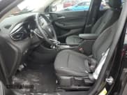 ✅ 2023 Buick Encore GX Preferred • VIN: KL4MMBS2XPB068945 • Lot: 81531745. Wystawiony na Copart z przebiegiem 27 751 mil. Bezpłatny archiwum sprzedaży aukcyjnych z USA i szczegółowy raport historii pojazdu na DreamBid. Zdjęcie 7.