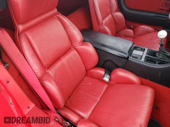 ✅ 1992 Chevrolet Corvette • VIN: 1G1YY33P6N5114125 • Lot: 74568724. Wystawiony na Copart z przebiegiem Nie podano. Bezpłatny archiwum sprzedaży aukcyjnych z USA i szczegółowy raport historii pojazdu na DreamBid. Zdjęcie 10.