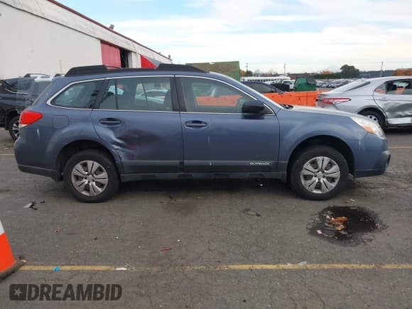 ✅ 2014 Subaru Outback 2.5i • VIN: 4S4BRBAC7E3320534 • Lot: 43736657. Wystawiony na IAAI z przebiegiem 197 690 mil. Bezpłatny archiwum sprzedaży aukcyjnych z USA i szczegółowy raport historii pojazdu na DreamBid. Zdjęcie 13.