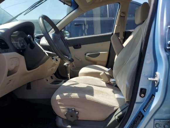 ✅ 2011 Hyundai Accent GLS • VIN: KMHCN4AC0BU543323 • Lot: 68493725. Listed on Copart with 167,916 mi. Free auction sales archive from the USA and detailed vehicle history report at DreamBid. Image 7.