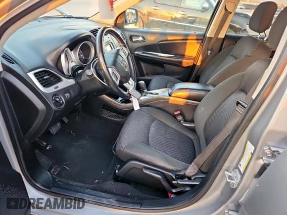 ✅ 2019 Dodge Journey SE • VIN: 3C4PDCBB2KT773951 • Lot: 82216875. Wystawiony na Copart z przebiegiem 93 246 mil. Bezpłatny archiwum sprzedaży aukcyjnych z USA i szczegółowy raport historii pojazdu na DreamBid. Zdjęcie 7.