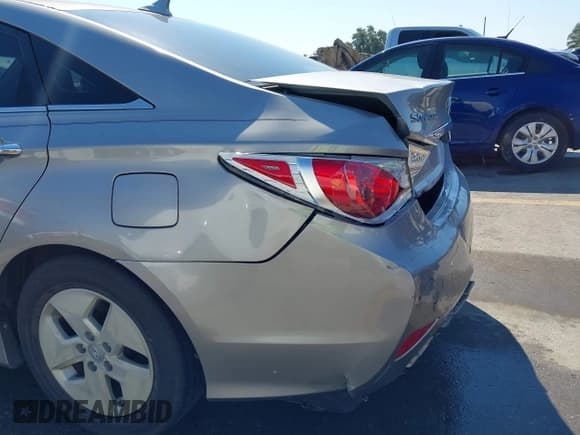 ✅ 2011 Hyundai Sonata Hybrid • VIN: KMHEC4A47BA006439 • Lot: 43355728. Listed on IAAI with 156,270 mi. Free auction sales archive from the USA and detailed vehicle history report at DreamBid. Image 12.