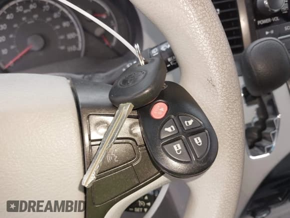 ✅ 2012 Toyota Sienna LE • VIN: 5TDKK3DC5CS201628 • Lot: 43640805. Wystawiony na IAAI z przebiegiem 104 449 mil. Bezpłatny archiwum sprzedaży aukcyjnych z USA i szczegółowy raport historii pojazdu na DreamBid. Zdjęcie 11.