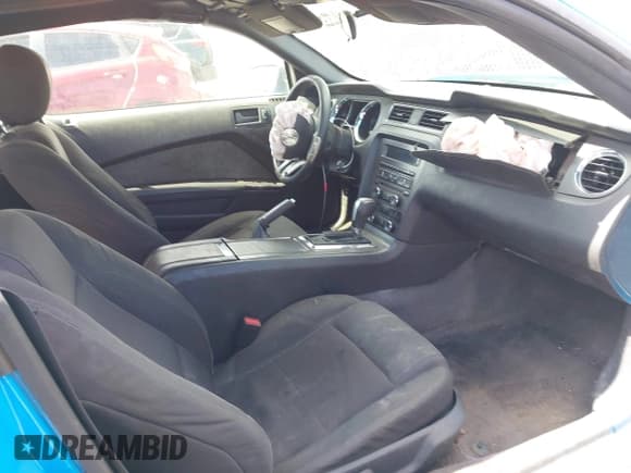 ✅ 2013 Ford Mustang Premium • VIN: 1ZVBP8EM9D5219737 • Lot: 42923892. Wystawiony na IAAI z przebiegiem 131 303 mil. Bezpłatny archiwum sprzedaży aukcyjnych z USA i szczegółowy raport historii pojazdu na DreamBid. Zdjęcie 5.