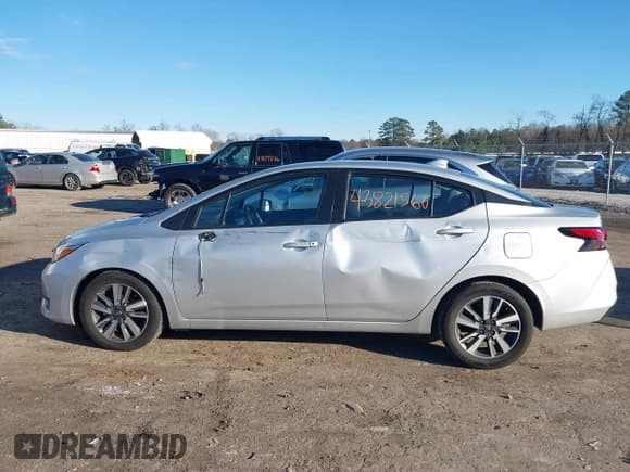 ✅ 2023 Nissan Versa SV • VIN: 3N1CN8EVXPL839946 • Lot: 43821560. Wystawiony na IAAI z przebiegiem 53 645 mil. Bezpłatny archiwum sprzedaży aukcyjnych z USA i szczegółowy raport historii pojazdu na DreamBid. Zdjęcie 14.