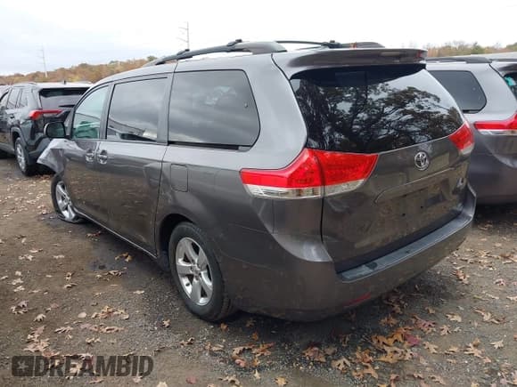 ✅ 2013 Toyota Sienna LE • VIN: 5TDKK3DC3DS376882 • Lot: 43569276. Wystawiony na IAAI z przebiegiem 131 245 mil. Bezpłatny archiwum sprzedaży aukcyjnych z USA i szczegółowy raport historii pojazdu na DreamBid. Zdjęcie 3.