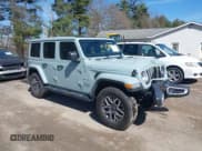 ✅ 2024 Jeep Wrangler Sahara • VIN: 1C4PJXEG1RW299325 • Лот: 41854789. Опубликован ранее на IAAI с пробегом 27 808 миль. Бесплатный доступ к архиву аукционных продаж из США и подробный отчёт об истории автомобиля на DreamBid. Изображение 1.