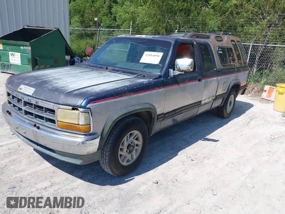 1992 Dodge Dakota z VIN 1B7FL23X2NS566002, wystawiony jako IAAI lot #42884098 z przebiegiem 141 282 mil mil oraz . Historia ofert i sprzedaży dostępna na DreamBid. Obrazek 2.