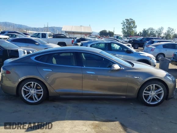 ✅ 2015 Tesla Model S 85D • VIN: 5YJSA1H29FF085139 • Лот: 43828349. Опубликован ранее на IAAI с пробегом 143 212 миль. Бесплатный доступ к архиву аукционных продаж из США и подробный отчёт об истории автомобиля на DreamBid. Изображение 13.