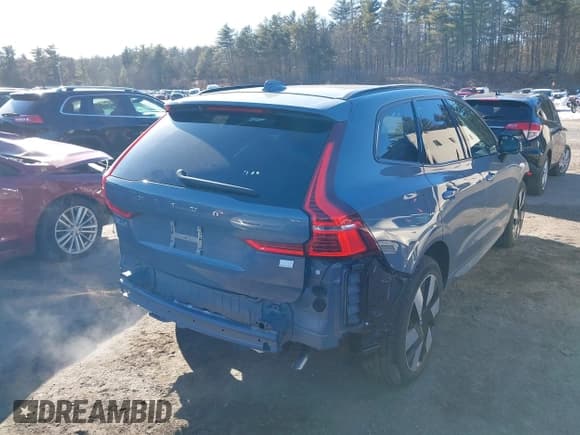 ✅ 2024 Volvo XC60 Plus Dark Theme • VIN: YV4H60DL0R1918759 • Lot: 41495835. Listed on IAAI with 3,277 mi. Free auction sales archive from the USA and detailed vehicle history report at DreamBid. Image 4.