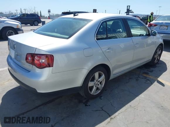 ✅ 2008 Volkswagen Jetta SE • VIN: 3VWRZ71K08M194590 • Lot: 41973206. Wystawiony na IAAI z przebiegiem 103 753 mil. Bezpłatny archiwum sprzedaży aukcyjnych z USA i szczegółowy raport historii pojazdu na DreamBid. Zdjęcie 4.