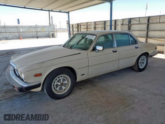 ✅ 1985 Jaguar XJ • VIN: SAJAV1343FC415087 • Лот: 59682245. Опубликован ранее на Copart с пробегом 145 950 миль. Бесплатный доступ к архиву аукционных продаж из США и подробный отчёт об истории автомобиля на DreamBid. Изображение 1.