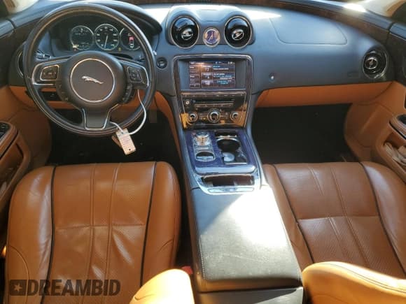 ✅ 2013 Jaguar XJ • VIN: SAJWJ1CD7D8V46315 • Lot: 46944415. Wystawiony na Copart z przebiegiem 82 672 mil. Bezpłatny archiwum sprzedaży aukcyjnych z USA i szczegółowy raport historii pojazdu na DreamBid. Zdjęcie 8.