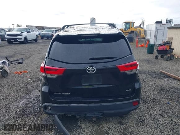 ✅ 2018 Toyota Highlander LE Plus • VIN: 5TDBZRFH2JS861971 • Lot: 43358842. Wystawiony na IAAI z przebiegiem 96 533 mil. Bezpłatny archiwum sprzedaży aukcyjnych z USA i szczegółowy raport historii pojazdu na DreamBid. Zdjęcie 17.