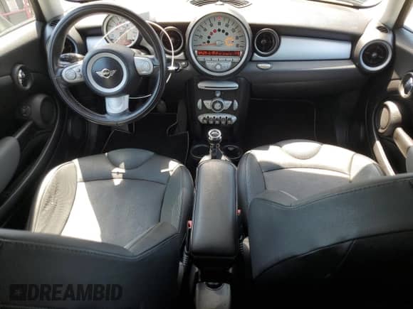 2010 MINI Hardtop с VIN WMWMF3C57ATU79474, выставлен на аукционе Copart как лот 61860865 с пробегом 137 965 миль миль и Чистый • Clean title. История ставок и продаж доступна на DreamBid. Изображение 8.