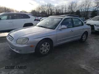 2000 Hyundai Sonata GLS z VIN KMHWF35V0YA224725, wystawiony jako Copart lot #46110805 z przebiegiem 82 863 mil mil oraz Czysty tytuł • Clean title. Historia ofert i sprzedaży dostępna na DreamBid. Obrazek 1.