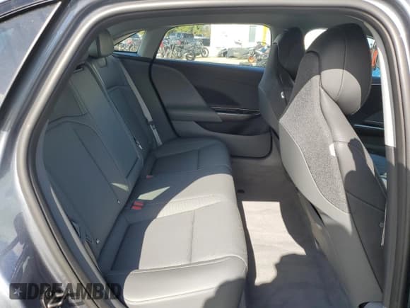 ✅ 2025 Lucid Air Pure • VIN: 50EA1PGA3SA006389 • Lot: 43736215. Wystawiony na Copart z przebiegiem 2 682 mil. Bezpłatny archiwum sprzedaży aukcyjnych z USA i szczegółowy raport historii pojazdu na DreamBid. Zdjęcie 11.