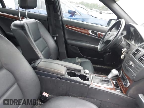 ✅ 2011 Mercedes-Benz C 300 Sport • VIN: WDDGF8BB7BR186585 • Lot: 43877923. Wystawiony na IAAI z przebiegiem 170 091 mil. Bezpłatny archiwum sprzedaży aukcyjnych z USA i szczegółowy raport historii pojazdu na DreamBid. Zdjęcie 5.