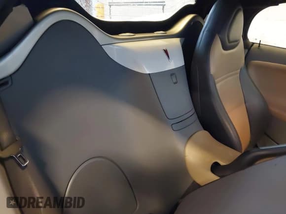 ✅ 2007 Pontiac Solstice • VIN: 1G2MB35B67Y106640 • Lot: 43635396. Wystawiony na IAAI z przebiegiem 77 979 mil. Bezpłatny archiwum sprzedaży aukcyjnych z USA i szczegółowy raport historii pojazdu na DreamBid. Zdjęcie 8.