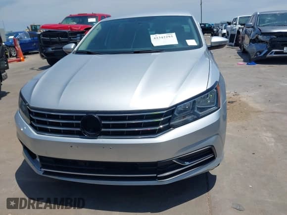 ✅ 2016 Volkswagen Passat S • VIN: 1VWAS7A32GC018702 • Lot: 42342293. Wystawiony na IAAI z przebiegiem 86 272 mil. Bezpłatny archiwum sprzedaży aukcyjnych z USA i szczegółowy raport historii pojazdu na DreamBid. Zdjęcie 12.