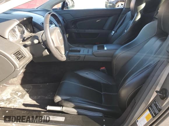 ✅ 2014 Aston Martin Vantage • VIN: SCFEKBBK3EGD18661 • Lot: 86366204. Wystawiony na Copart z przebiegiem 14 863 mil. Bezpłatny archiwum sprzedaży aukcyjnych z USA i szczegółowy raport historii pojazdu na DreamBid. Zdjęcie 7.