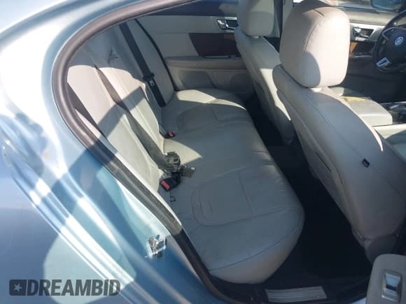 ✅ 2013 Jaguar XF RWD • VIN: SAJWA0ES8DPS99771 • Lot: 43744791. Wystawiony na IAAI z przebiegiem 172 530 mil. Bezpłatny archiwum sprzedaży aukcyjnych z USA i szczegółowy raport historii pojazdu na DreamBid. Zdjęcie 8.