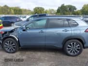 ✅ 2024 Toyota Corolla Cross XLE • VIN: 7MUDAABG0RV098817 • Lot: 43495355. Wystawiony na IAAI z przebiegiem 18 563 mil. Bezpłatny archiwum sprzedaży aukcyjnych z USA i szczegółowy raport historii pojazdu na DreamBid. Zdjęcie 15.