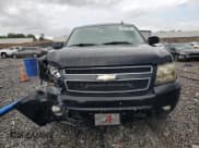 ✅ 2009 Chevrolet Suburban 2LT • VIN: 1GNFC26089R288936 • Lot: 85271585. Wystawiony na Copart z przebiegiem 283 722 mil. Bezpłatny archiwum sprzedaży aukcyjnych z USA i szczegółowy raport historii pojazdu na DreamBid. Zdjęcie 5.