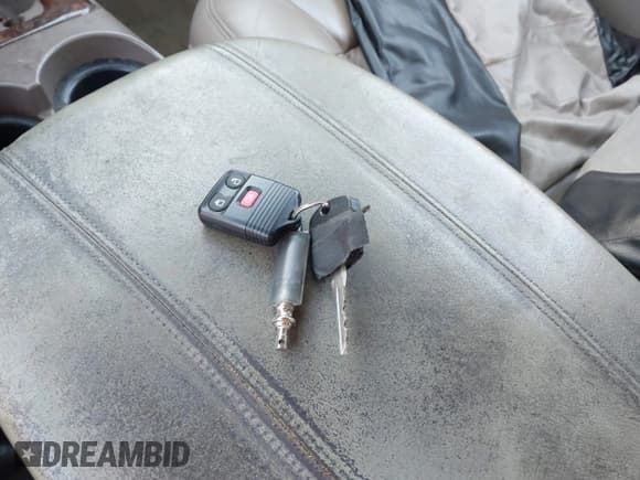 ✅ 2001 Lincoln Navigator • VIN: 5LMFU28R51LJ28840 • Лот: 42035445. Опубликован ранее на IAAI с пробегом 306 898 миль. Бесплатный доступ к архиву аукционных продаж из США и подробный отчёт об истории автомобиля на DreamBid. Изображение 11.