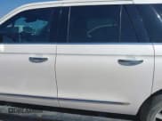 ✅ 2019 Lincoln Navigator Select • VIN: 5LMJJ3HT8KEL14611 • Lot: 43359323. Wystawiony na IAAI z przebiegiem 129 601 mil. Bezpłatny archiwum sprzedaży aukcyjnych z USA i szczegółowy raport historii pojazdu na DreamBid. Zdjęcie 14.