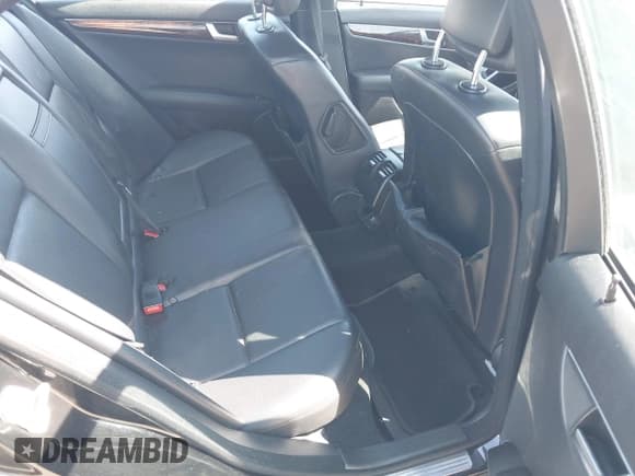 ✅ 2014 Mercedes-Benz C 250 Sport • VIN: WDDGF4HB6ER302587 • Lot: 42677039. Wystawiony na IAAI z przebiegiem 152 166 mil. Bezpłatny archiwum sprzedaży aukcyjnych z USA i szczegółowy raport historii pojazdu na DreamBid. Zdjęcie 8.