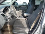 ✅ 2015 Chevrolet Traverse LS • VIN: 1GNKRFKD5FJ389360 • Lot: 61126225. Wystawiony na Copart z przebiegiem 191 537 mil. Bezpłatny archiwum sprzedaży aukcyjnych z USA i szczegółowy raport historii pojazdu na DreamBid. Zdjęcie 7.