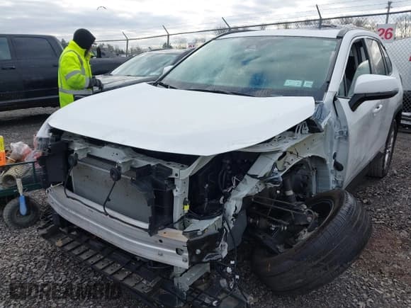 ✅ 2024 Toyota RAV4 XLE Premium • VIN: 2T3A1RFV3RW477622 • Lot: 43746616. Listed on IAAI with 17,686 mi. Free auction sales archive from the USA and detailed vehicle history report at DreamBid. Image 2.