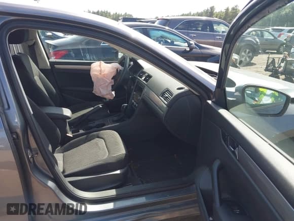 ✅ 2012 Volkswagen Passat S • VIN: 1VWAP7A35CC035327 • Lot: 42739139. Wystawiony na IAAI z przebiegiem 142 619 mil. Bezpłatny archiwum sprzedaży aukcyjnych z USA i szczegółowy raport historii pojazdu na DreamBid. Zdjęcie 5.