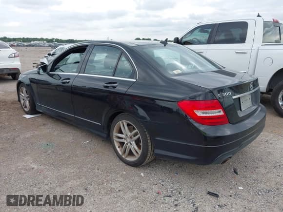 ✅ 2012 Mercedes-Benz C 300 Sport • VIN: WDDGF8BB9CR208314 • Lot: 42489087. Listed on IAAI with 117,601 mi. Free auction sales archive from the USA and detailed vehicle history report at DreamBid. Image 3.