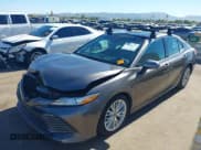 ✅ 2018 Toyota Camry XSE • VIN: 4T1BZ1HK5JU007929 • Lot: 43605727. Wystawiony na IAAI z przebiegiem 102 661 mil. Bezpłatny archiwum sprzedaży aukcyjnych z USA i szczegółowy raport historii pojazdu na DreamBid. Zdjęcie 2.