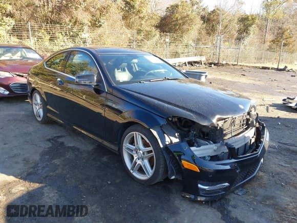 ✅ 2015 Mercedes-Benz C 250 • VIN: WDDGJ4HB2FG386158 • Lot: 41373544. Wystawiony na IAAI z przebiegiem 94 309 mil. Bezpłatny archiwum sprzedaży aukcyjnych z USA i szczegółowy raport historii pojazdu na DreamBid. Zdjęcie 1.