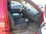 2008 Chevrolet Silverado 1500 1LT z VIN 2GCEC13J681206561, wystawiony jako IAAI lot #43455813 z przebiegiem 189 598 mil mil oraz . Historia ofert i sprzedaży dostępna na DreamBid. Obrazek 5.