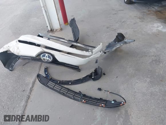 ✅ 2018 Toyota RAV4 XLE • VIN: 2T3WFREV2JW512910 • Lot: 42772049. Listed on IAAI with 138,019 mi. Free auction sales archive from the USA and detailed vehicle history report at DreamBid. Image 12.