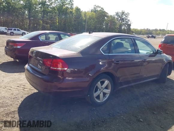 ✅ 2013 Volkswagen Passat SE • VIN: 1VWBP7A38DC087430 • Lot: 43351294. Wystawiony na IAAI z przebiegiem 131 893 mil. Bezpłatny archiwum sprzedaży aukcyjnych z USA i szczegółowy raport historii pojazdu na DreamBid. Zdjęcie 4.