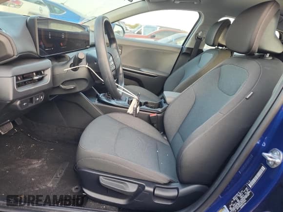 ✅ 2025 Kia K4 LXS • VIN: 3KPFT4DE8SE147403 • Лот: 84634425. Опубликован ранее на Copart с пробегом 4 622 миль. Бесплатный доступ к архиву аукционных продаж из США и подробный отчёт об истории автомобиля на DreamBid. Изображение 7.