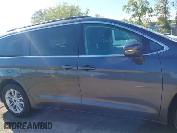 ✅ 2021 Chrysler Pacifica Touring • VIN: 2C4RC3FG8MR550806 • Lot: 43099773. Wystawiony na IAAI z przebiegiem 86 285 mil. Bezpłatny archiwum sprzedaży aukcyjnych z USA i szczegółowy raport historii pojazdu na DreamBid. Zdjęcie 14.