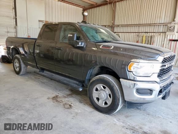 ✅ 2024 Ram 2500 Tradesman • VIN: 3C6UR5HJ0RG169047 • Lot: 68294595. Wystawiony na Copart z przebiegiem 4 893 mil. Bezpłatny archiwum sprzedaży aukcyjnych z USA i szczegółowy raport historii pojazdu na DreamBid. Zdjęcie 4.